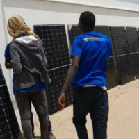 techniciens panneau solaire au sol