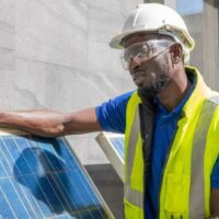 Guide Complet sur les Prix des Panneaux Solaires - Comprendre les Facteurs Influençant les Tarifs, Comparer les Offres sur le Marché et Des Astuces pour Économiser de l'Argent