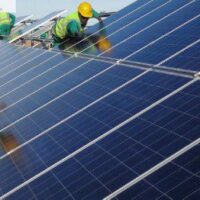 Des techniciens installent les panneaux solaires d'une centrale photovoltaïque