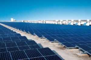 Grande centrale solaire en surimposition de toiture