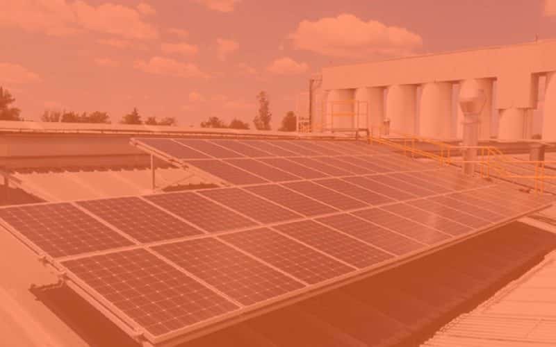 Centrale à l'énergie solaire sur le toit d'une entreprise