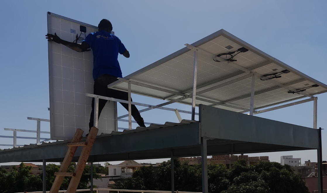 Technicien installation panneaux solaires 