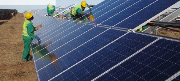 Des techniciens installent les panneaux solaires d'une centrale photovoltaïque